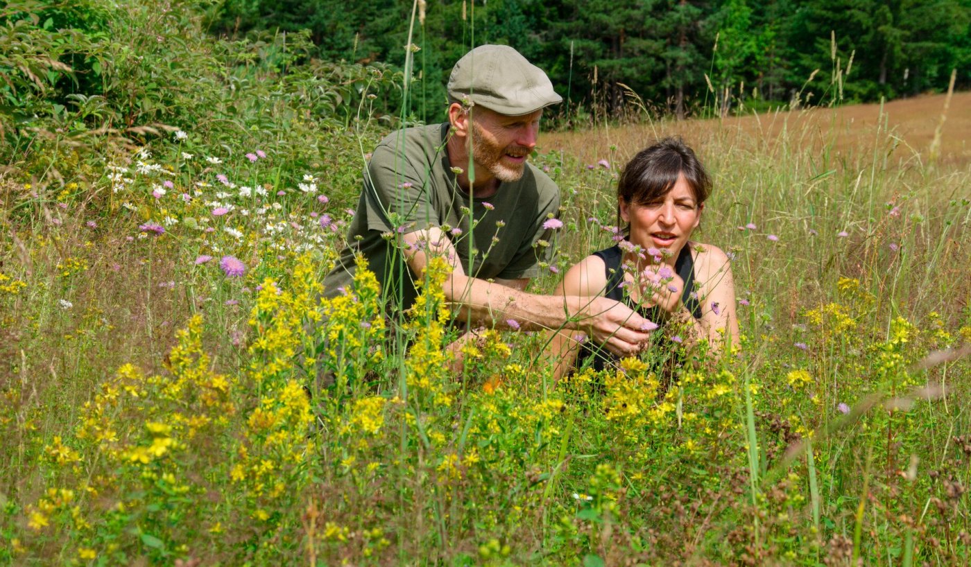 Ageliki und Asgeir in einer Wildblumenwiese © Asgeir Helgestad / Artic Light AS