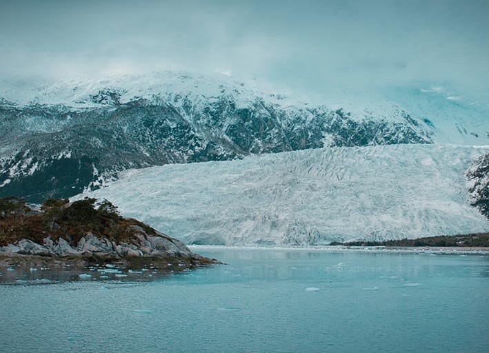 Weltweit schmelzen die Gletscher – Arved Fuchs macht mit seiner Arbeit auf den Klimawandel aufmerksam.