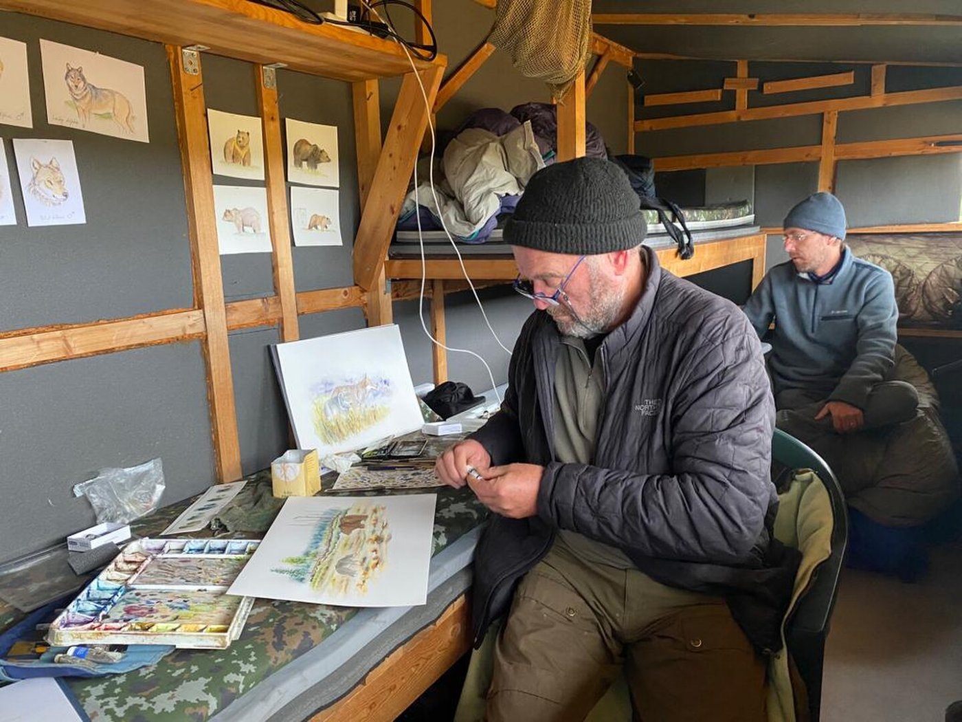 Tanguy Dumortier und Olivier Larrey vertreiben sich die Zeit des Wartens mit dem Zeichnen von Wölfen.