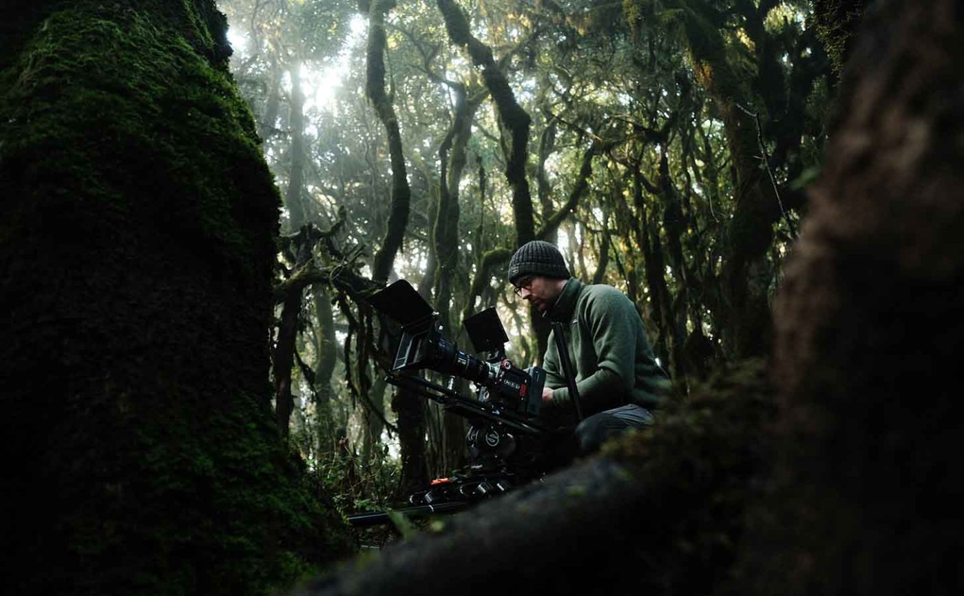 Kameramann Julian Kolb bei Aufnahmen für den Film im Wald von La Gomera.