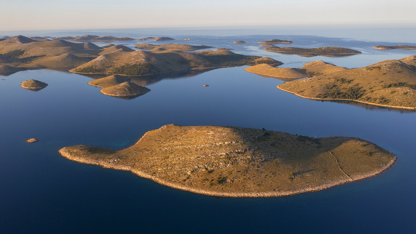 Blick auf den Nationalpark Kornati, der zusammen mit Felsen und Riffen aus 89 Inseln besteht.