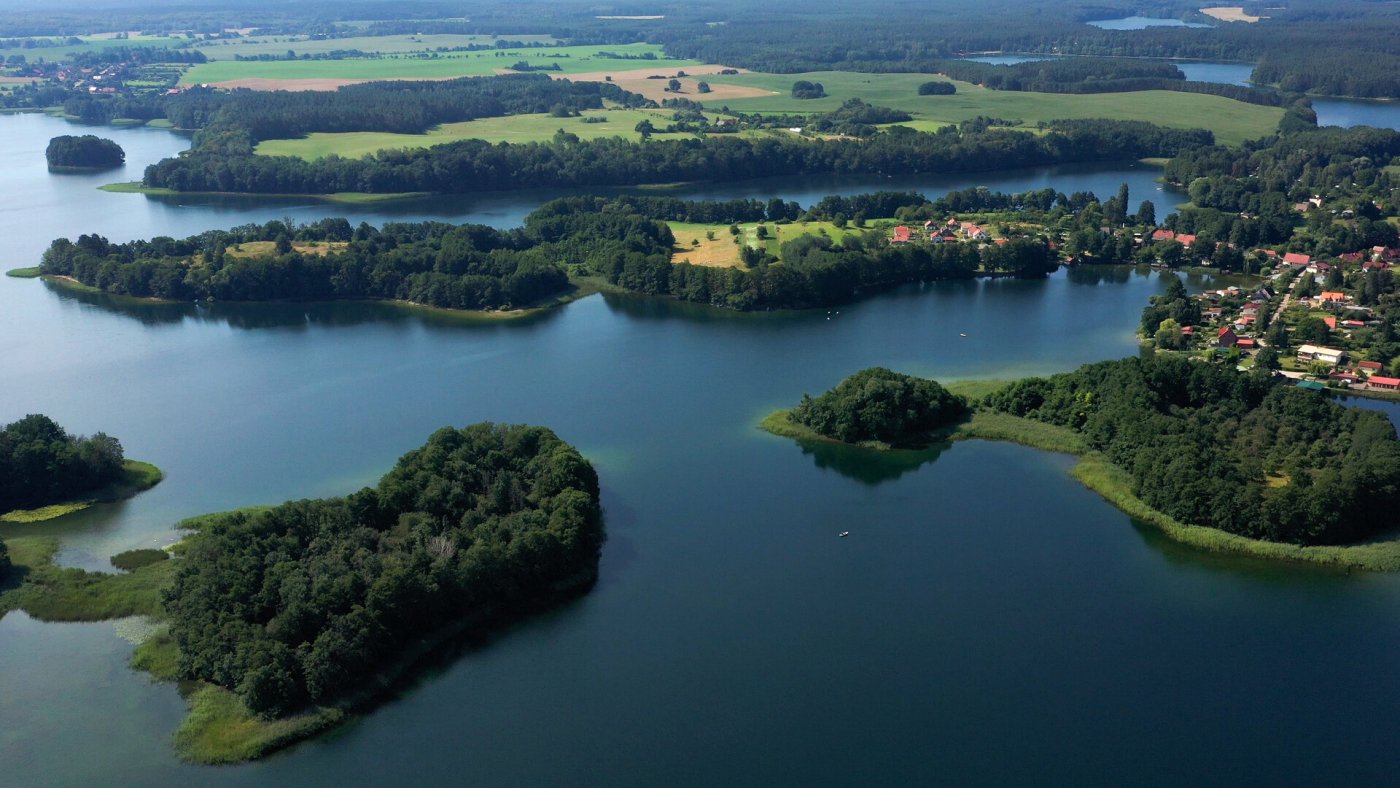 Flug über Carwitz, einem Ortsteil der Gemeinde Feldberger Seenlandschaft im Landkreis Mecklenburgische Seenplatte.