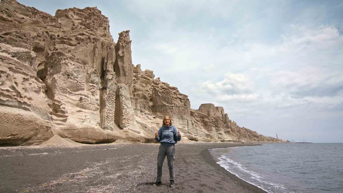 Annette Scheurich am Strand von Santorin