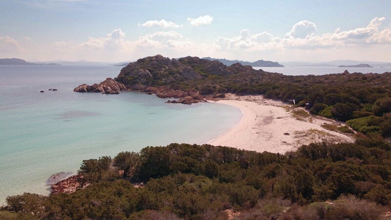 Versteckte Buchten, lange Strände und türkisblaues Wasser – das ist Sardinien.